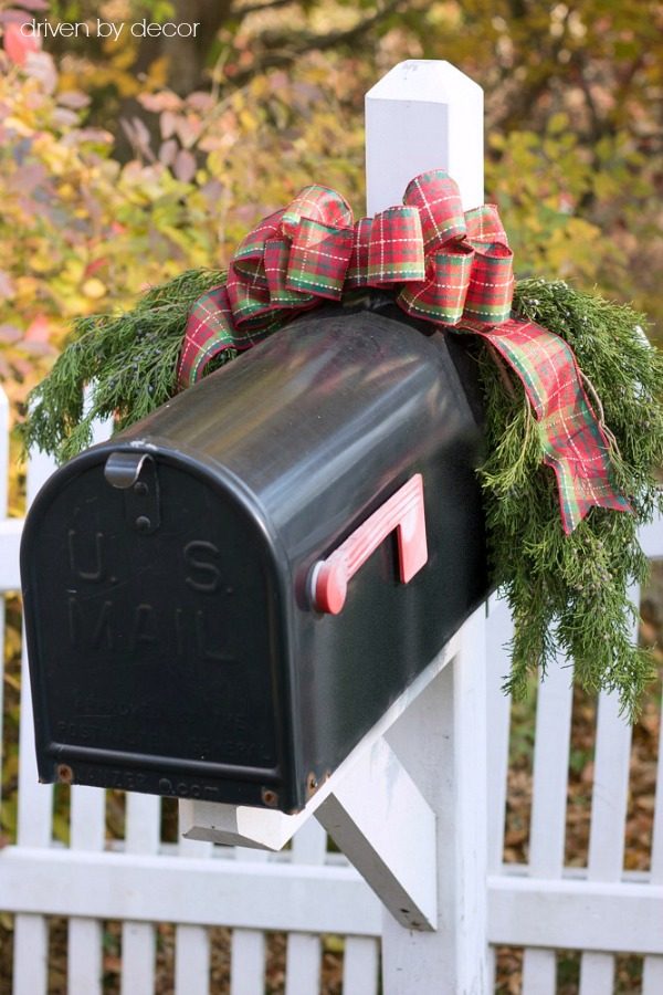 A simple greenery swag to decorate your mailbox for the holidays - love!