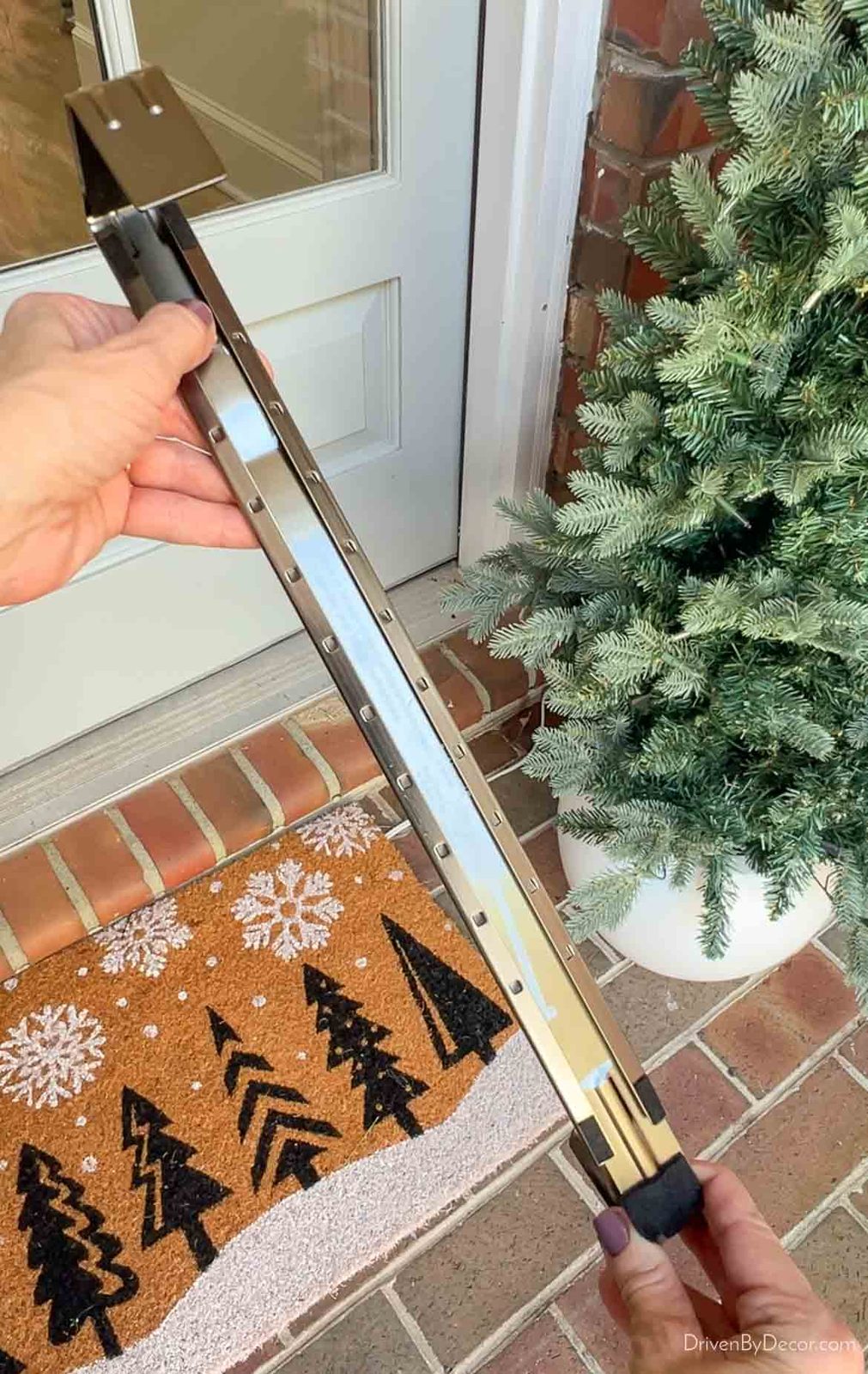 Adjustable wreath hanger