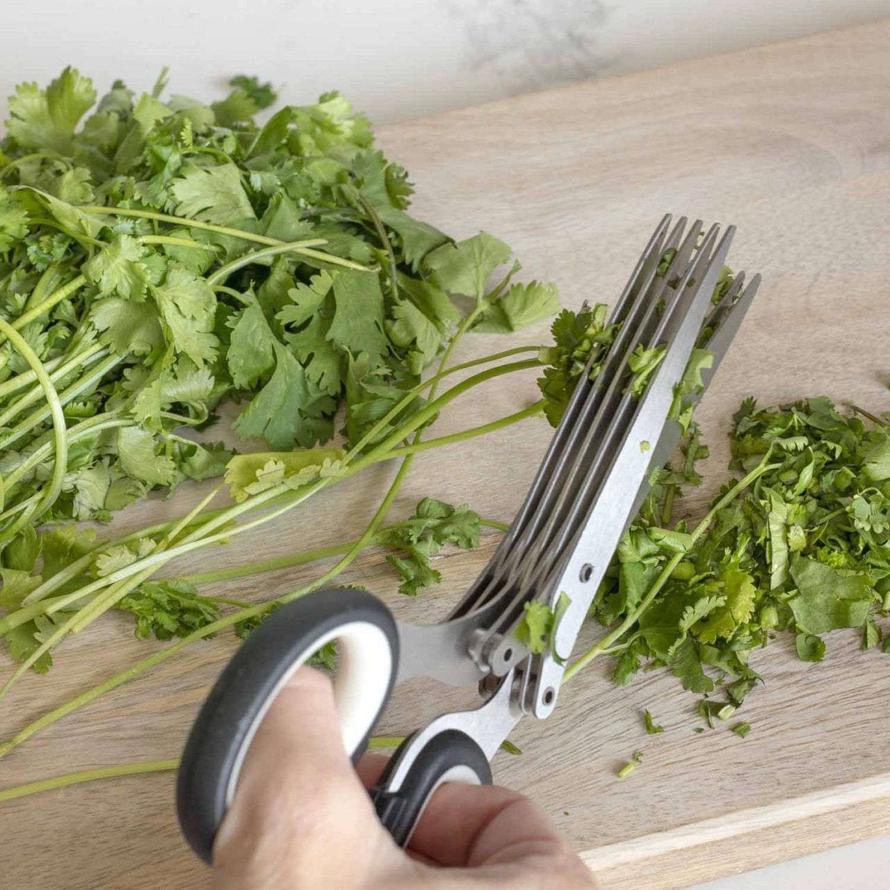 These herb scissors making chopping herbs quick and easy! An Amazon kitchen favorite!