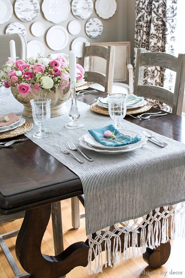 Beautiful DIY macrame fringe table runner - this post shows you how to make one yourself!