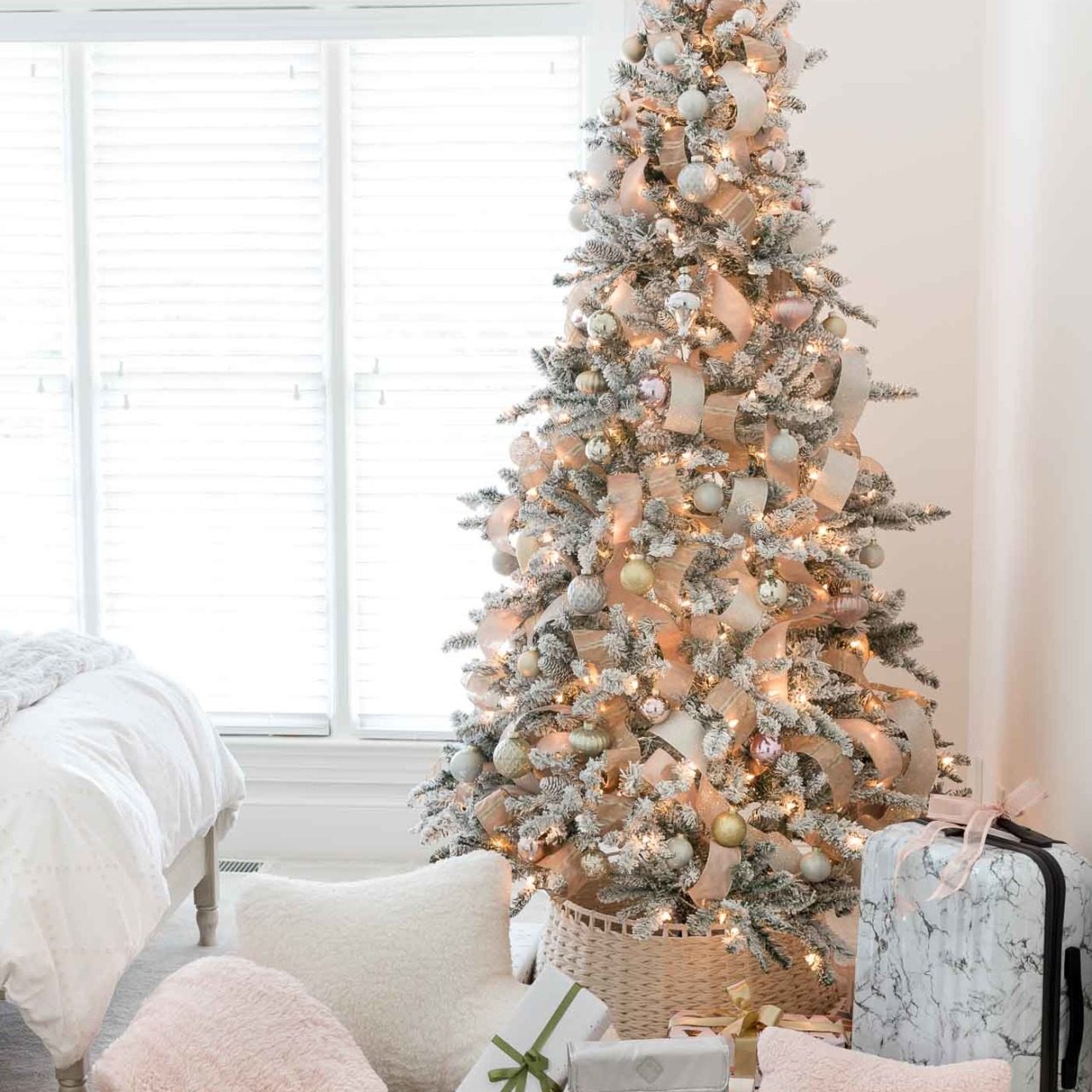 The prettiest blush Christmas tree! Lots of great Christmas gift ideas for teen girls in this post!