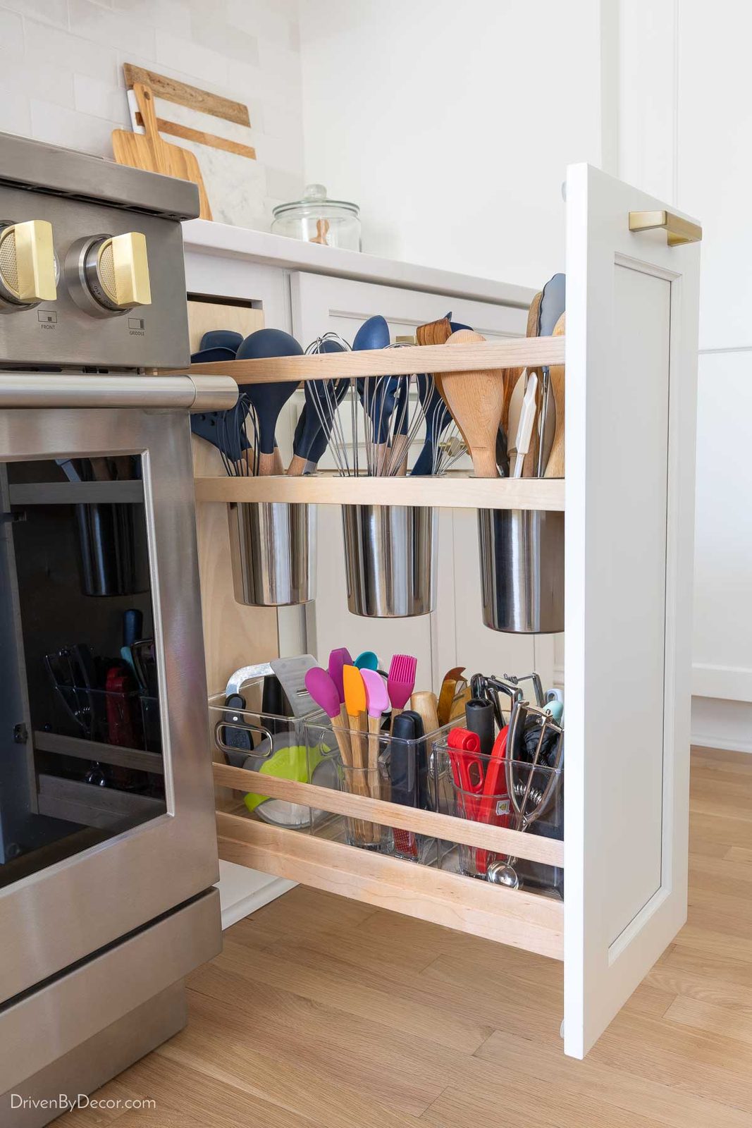 Built-in kitchen utensil pullout
