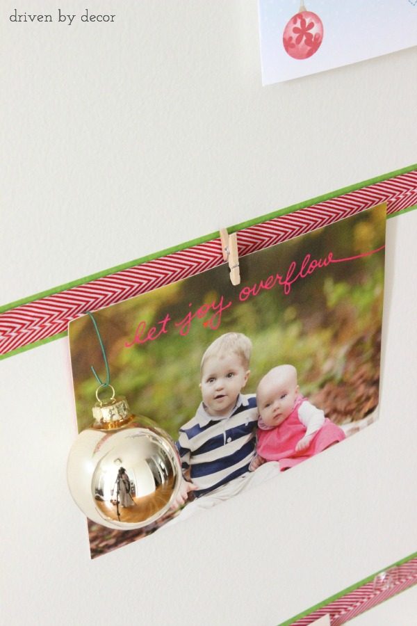Dekorguncel - Christmas card clipped onto DIY Christmas card display