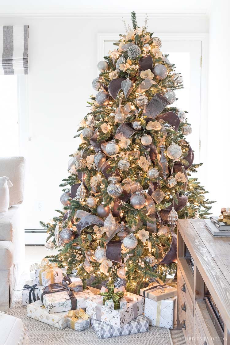 Love this gorgeous tree that's part of Dekorguncel's Christmas home tour!