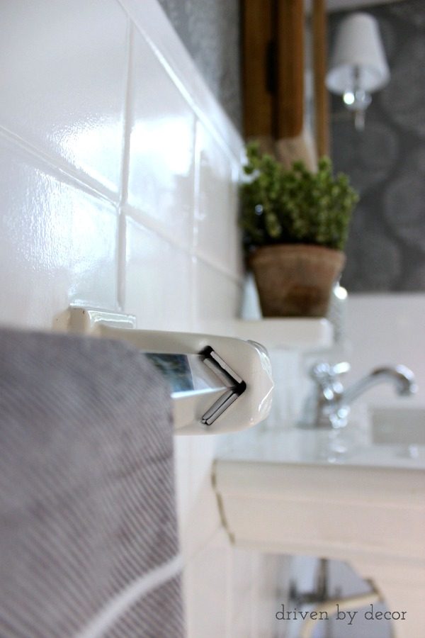 Dekorguncel - Insert foam pieces to keep towel bar from moving