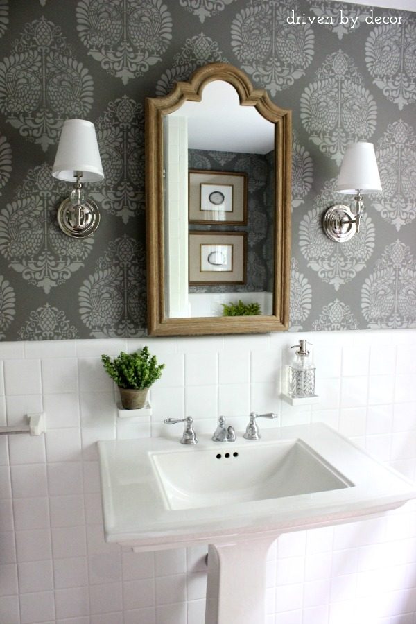 Dekorguncel - Stenciled wall in Benjamin Moore Chelsea Gray