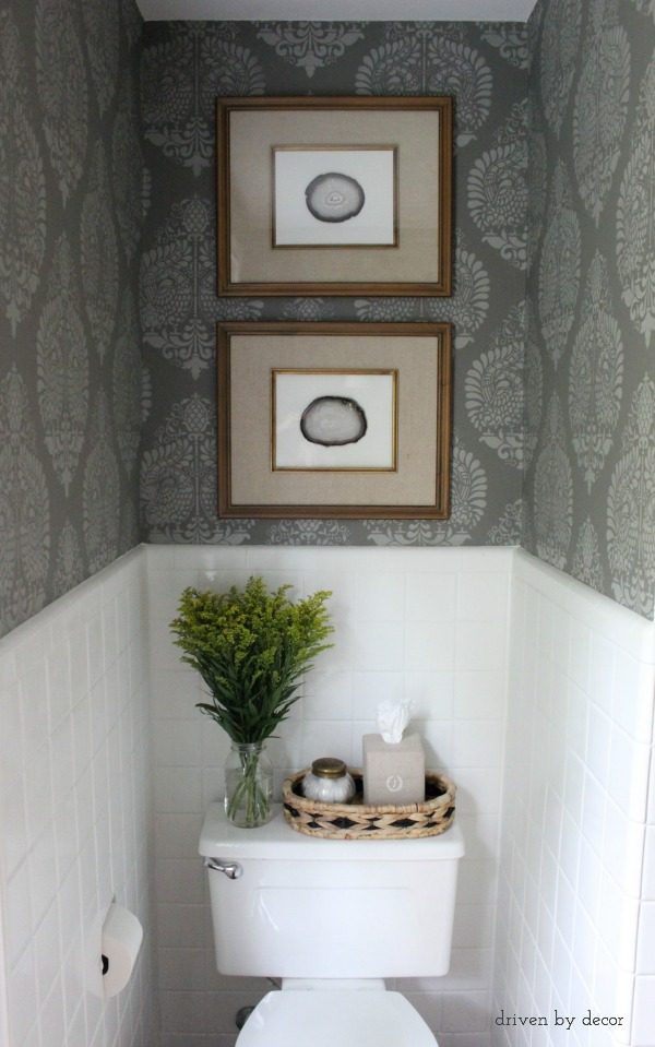 Dekorguncel - Target frames with agate stacked over toilet