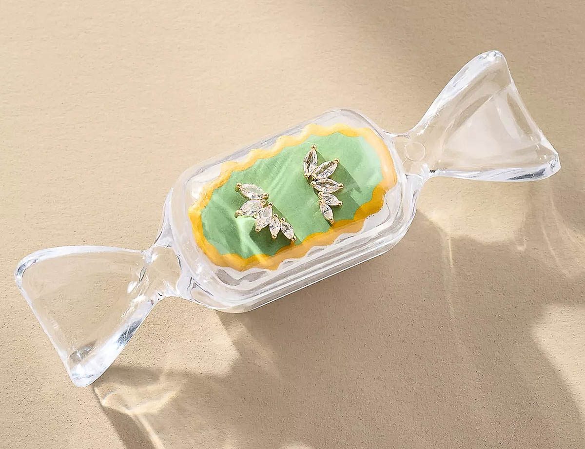 Stud earrings in candy shaped wrapping