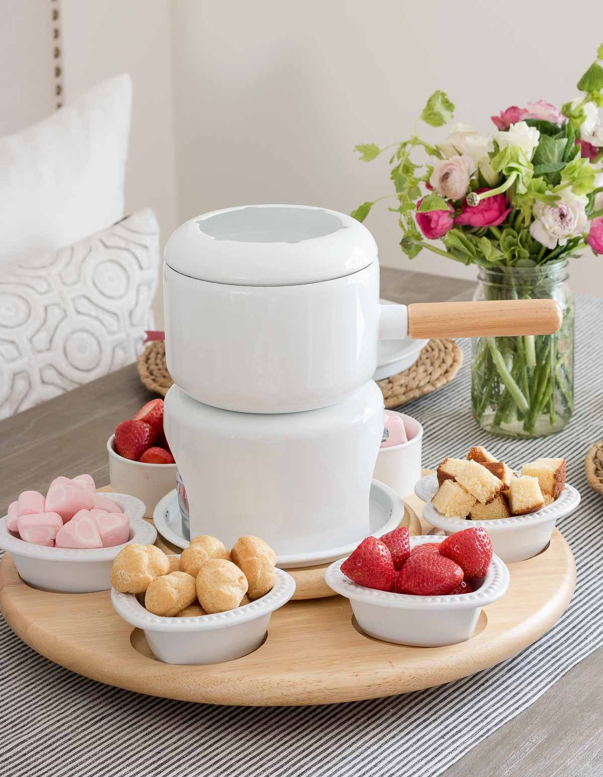 Fondue pot with dippers on spinner