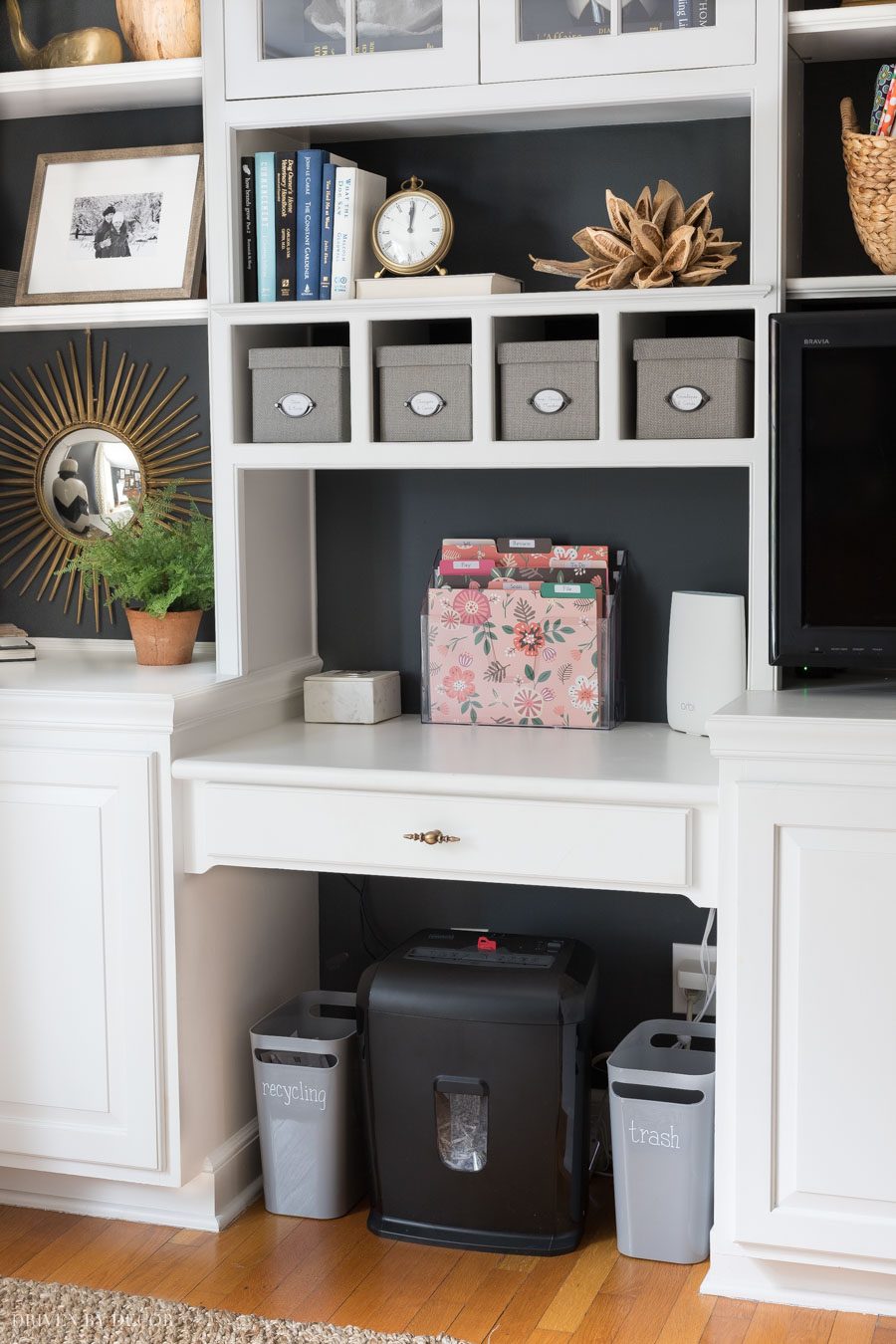 This organizing station with a desktop mail organizer is so smart for organizing your mails and bills!