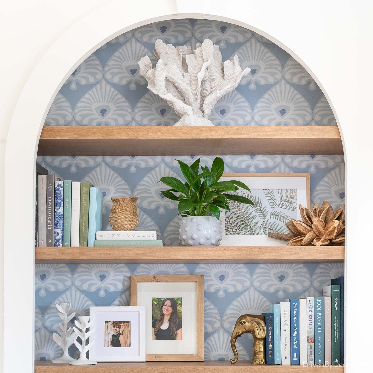 How to decorate a bookshelf