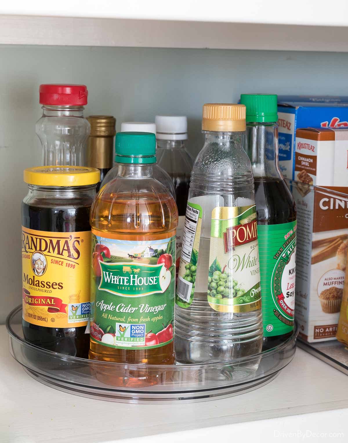 Cabinet turntable to organize the oils and sauces in your kitchen