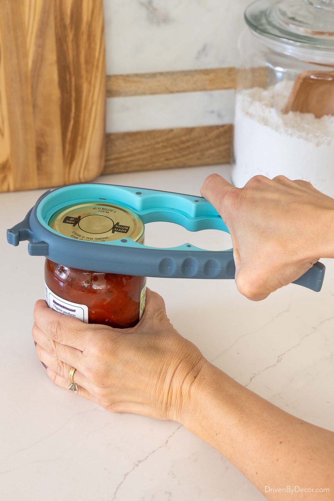 Kitchen gadget to open jars