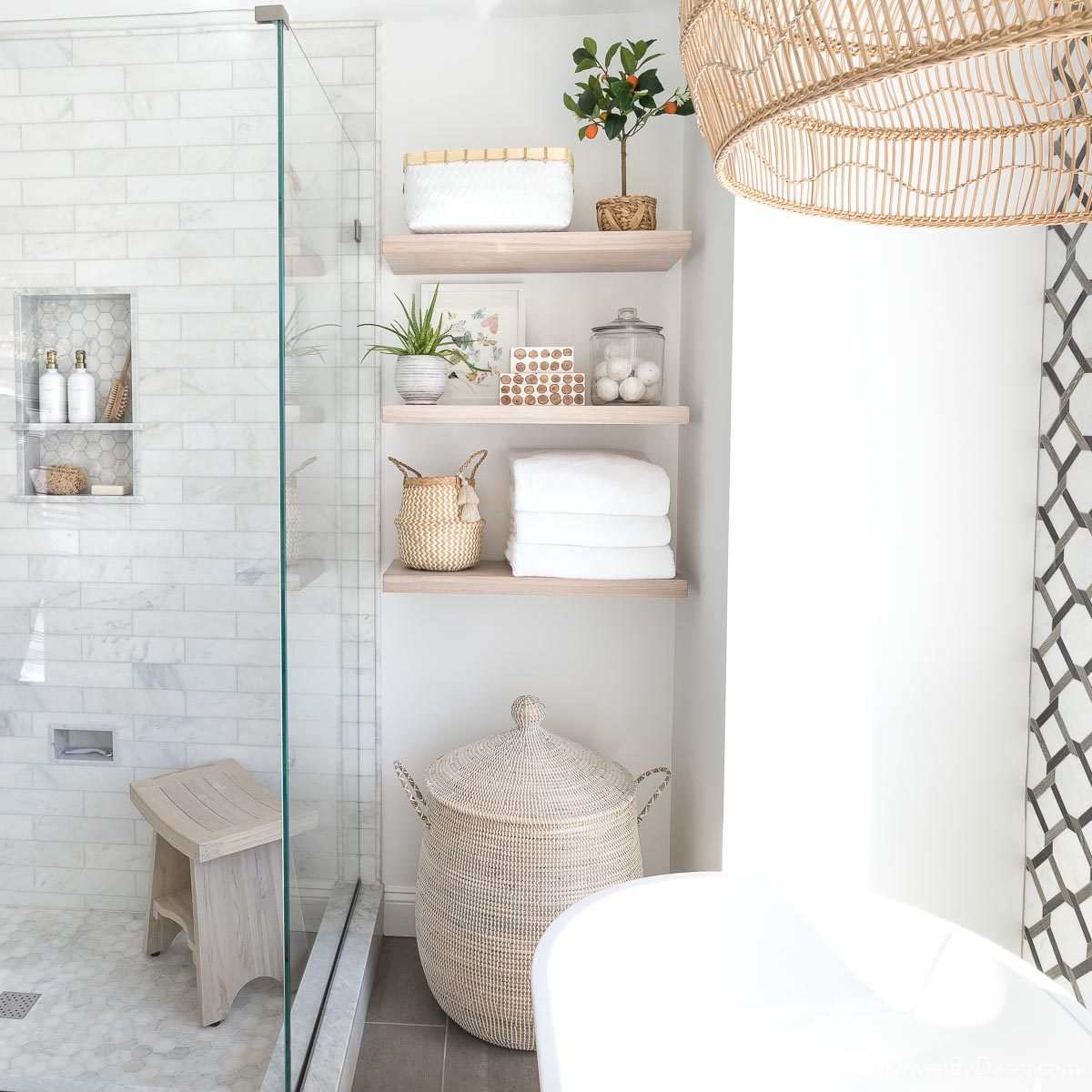 Laundry hamper with lid