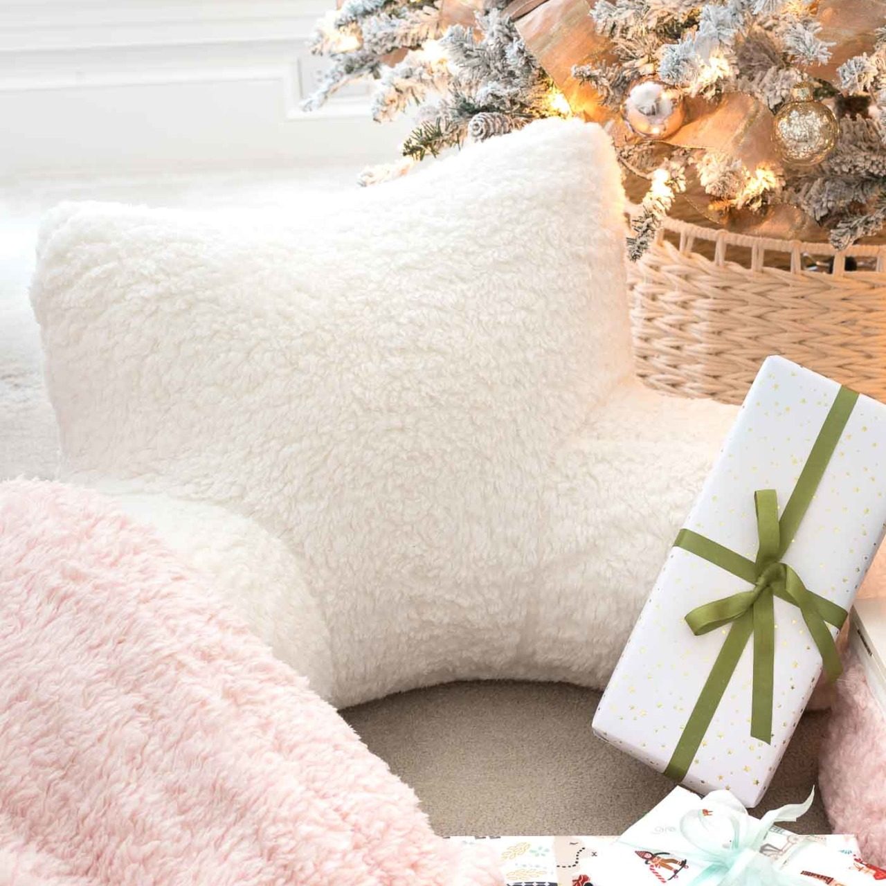 Super cozy lounge around pillow that would make a great Christmas gift for teen girls!
