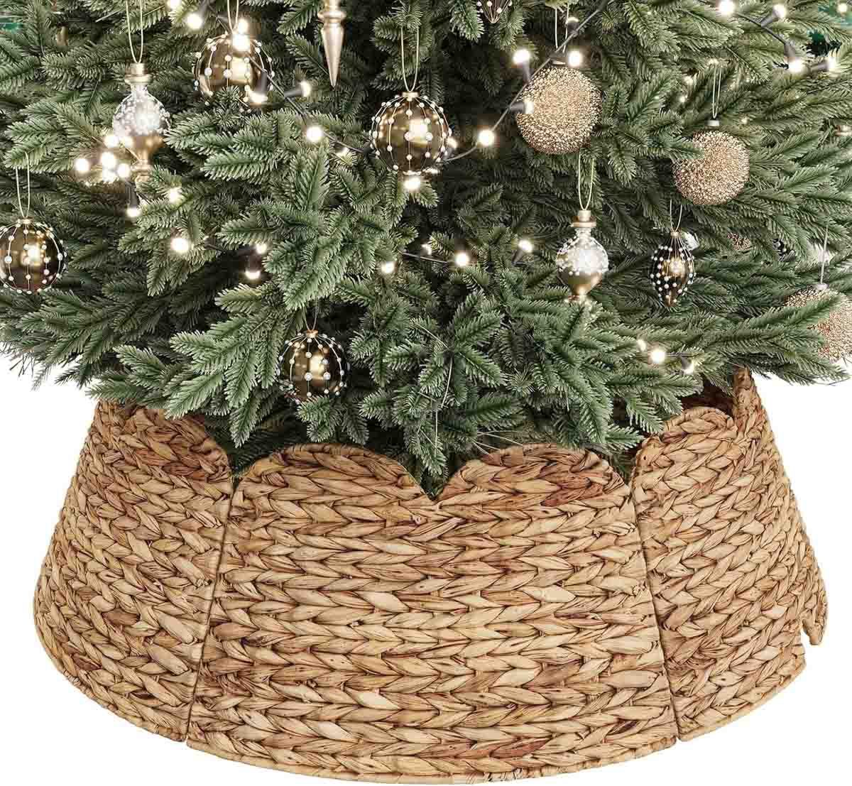 Scalloped woven tree collar