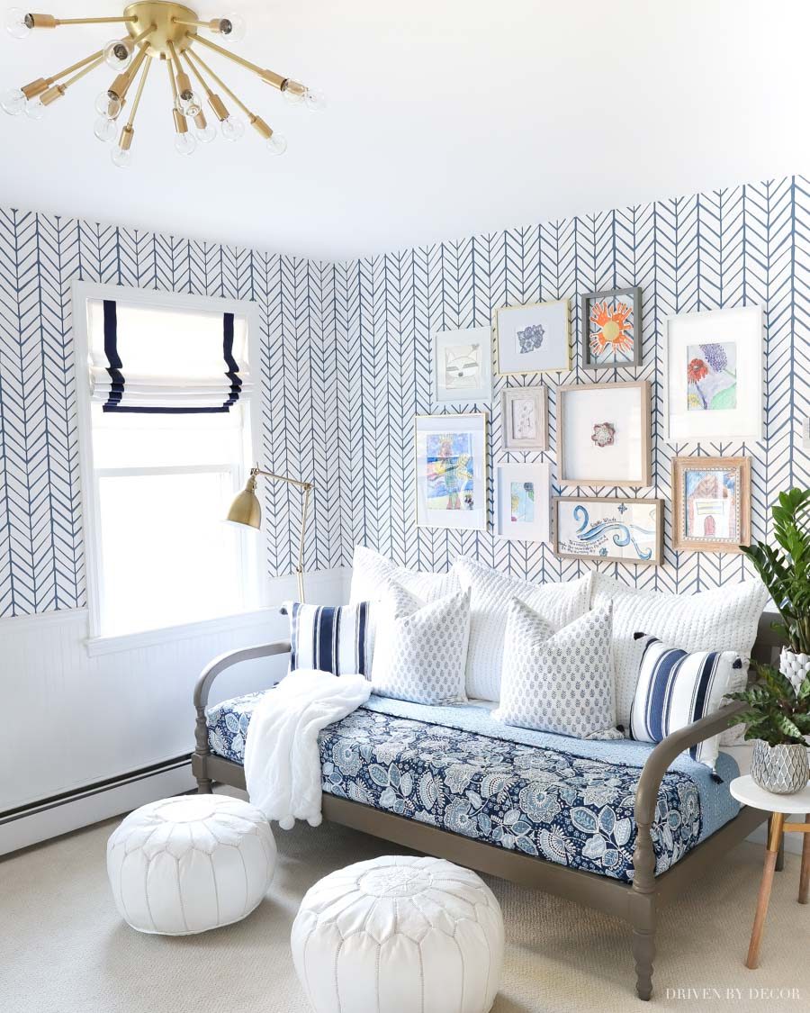 Loving this fun blue and white Feathers wallpaper! Links to this wallpaper and other favorites included in post!