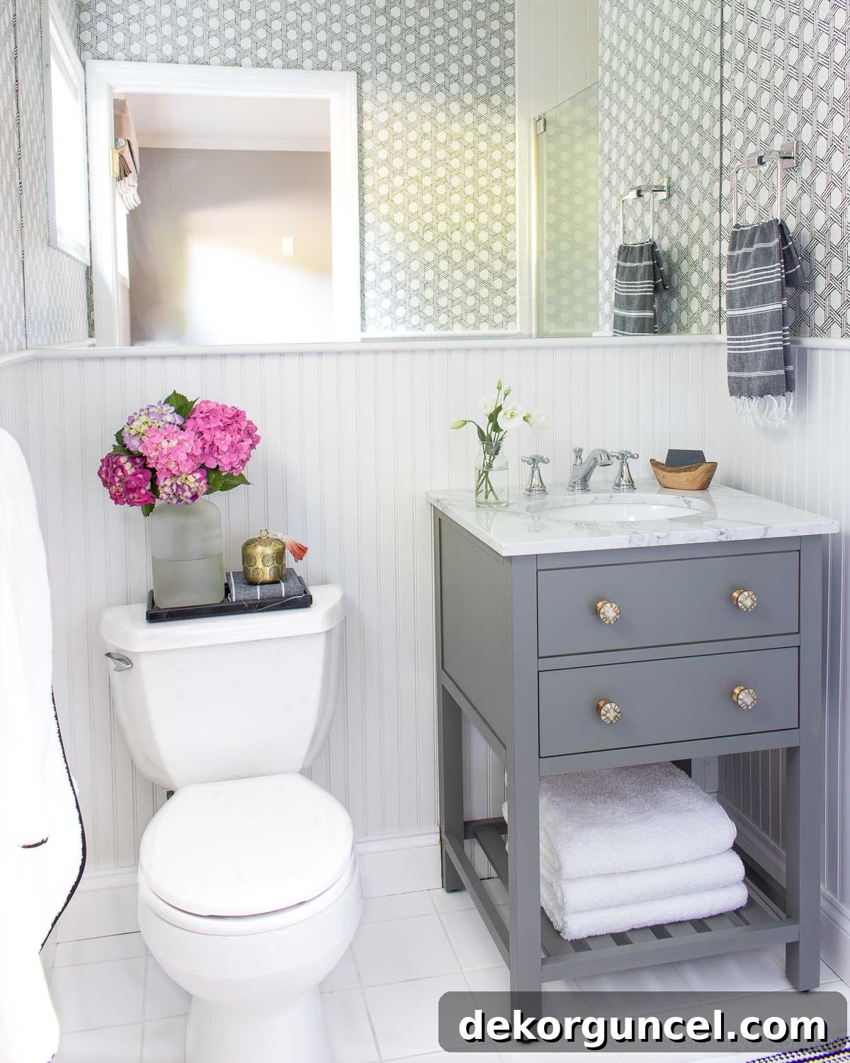 En Sevdiğim Banyo Dolap Kulpları 3 New bathroom cabinet knobs made this small vanity so much more stylish!