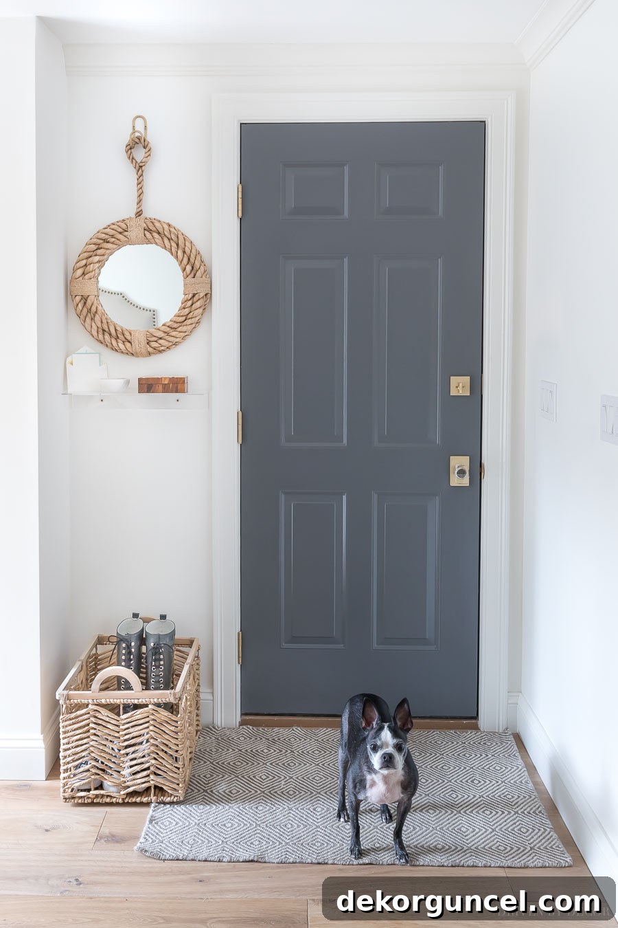 Such a cute round rope mirror in this small entryway!