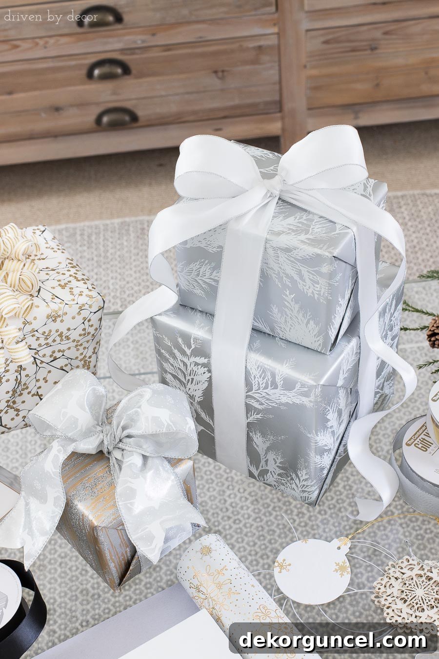 Expert tips on where to find the best ribbons for wrapping Christmas presents, creating stunning gift displays.