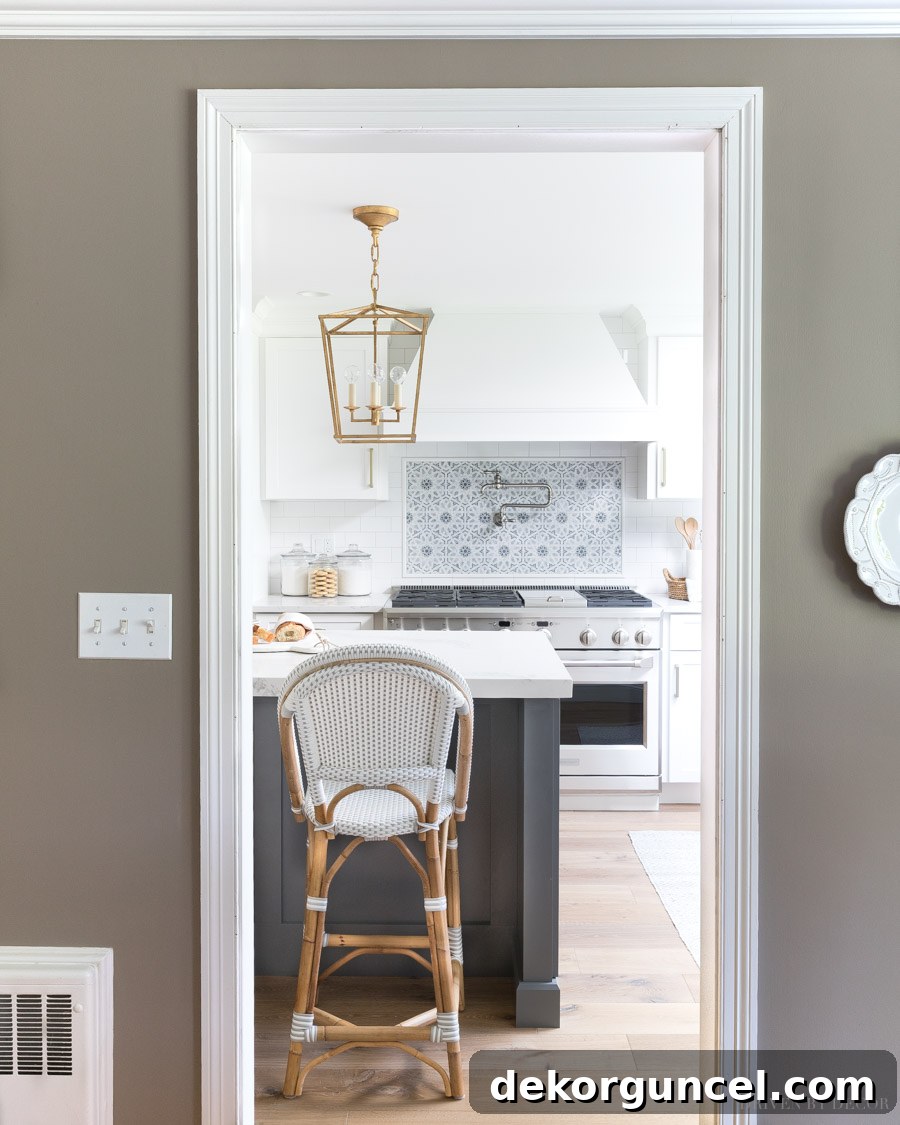 Love the brass pendant lighting in this kitchen! 