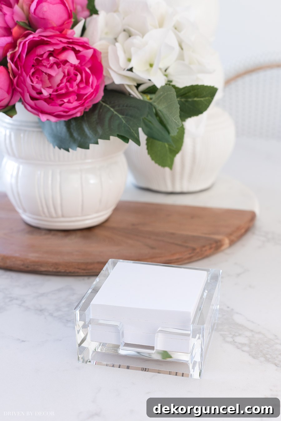 Loving this acrylic post-it holder! So chic!