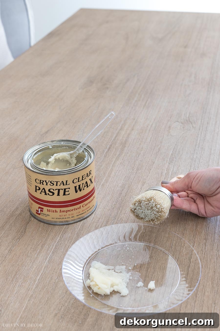 Visual guide showing how to prepare wood wax and a waxing brush for optimal application on a table surface.