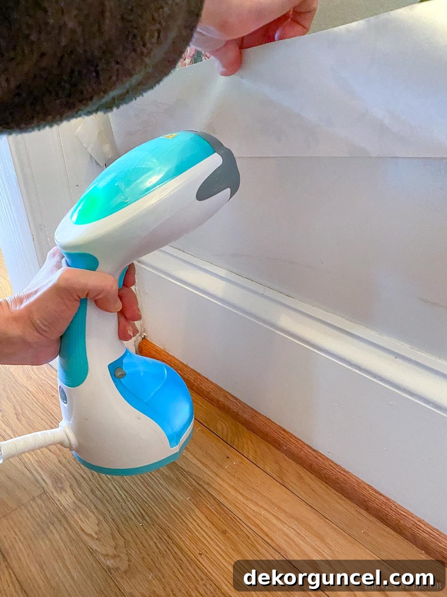 The best way to remove wallpaper: steaming underneath for optimal results