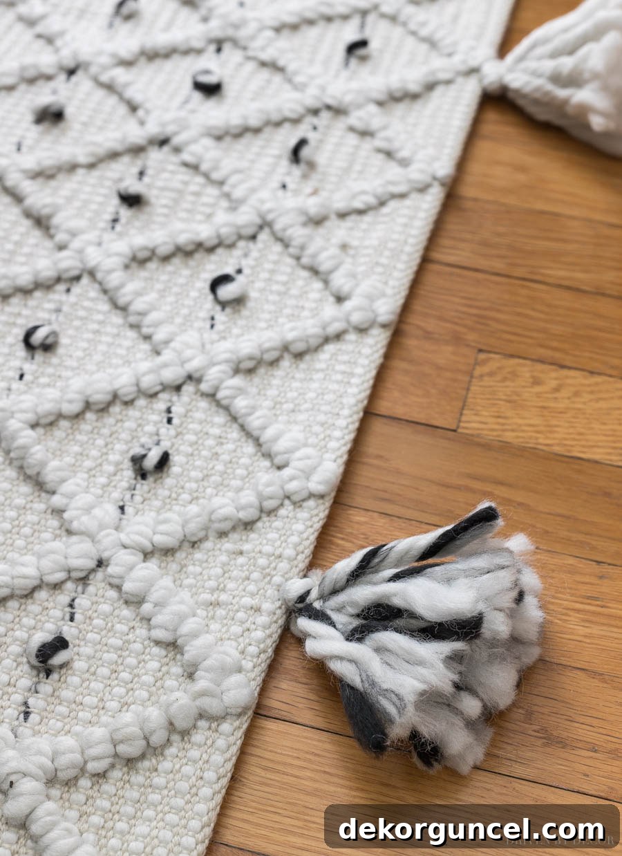 Chic flatweave rug with charming tassels perfect for a stylish home office