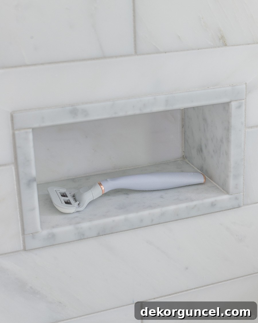 Innovative small shower niche designed as a footrest for shaving, also ideal for storing a razor