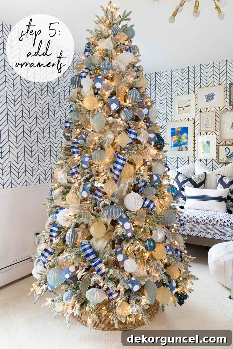 The Ultimate Christmas Tree Decorating Guide 20 Loving this tutorial on how to decorate a Christmas tree! Gorgeous ornaments!