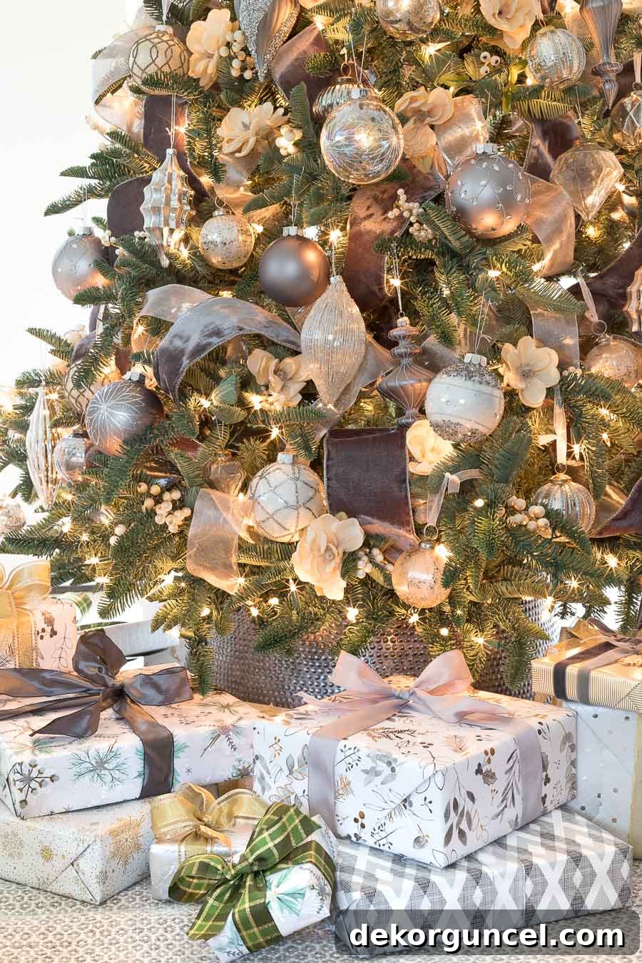 The Ultimate Christmas Tree Decorating Guide 3 You'd never know this Christmas tree is faux! The branches are so realistic!