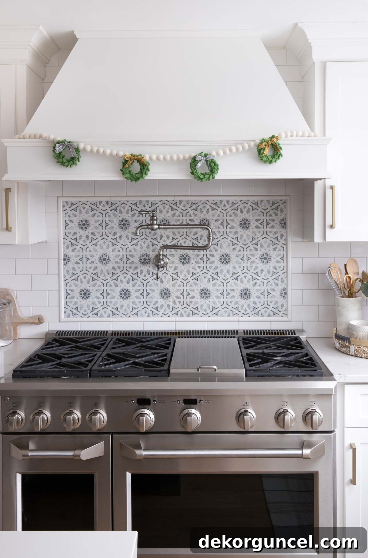 Adoring this simple yet elegant felt wreath garland, perfectly accentuating the kitchen's holiday aesthetic.