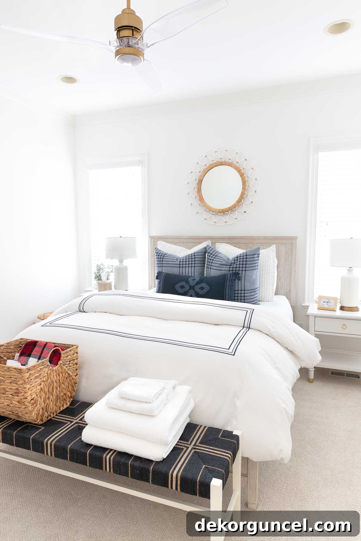 Guest bedroom decorated with shades of blue, offering a serene and inviting atmosphere