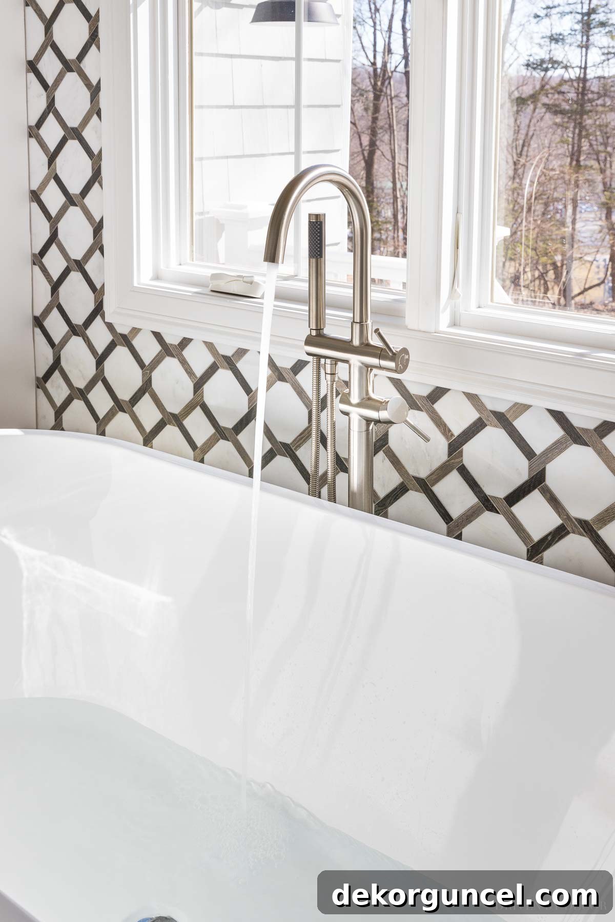 Filling the bathtub with hot water as the first step in laundry stripping! Crucial for activating the cleaning agents.
