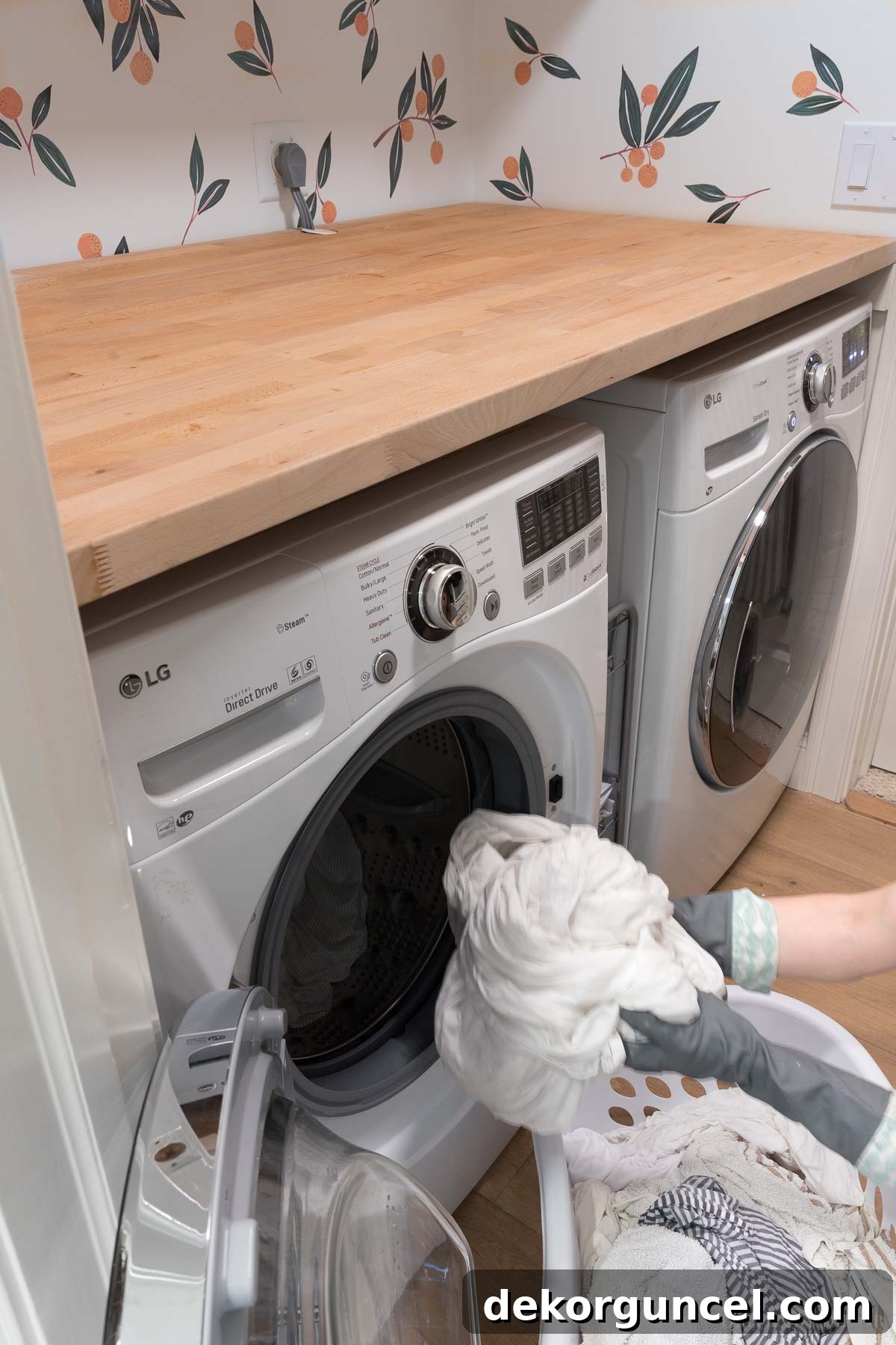 Washing laundry after laundry stripping. A crucial step to remove all loosened residue.
