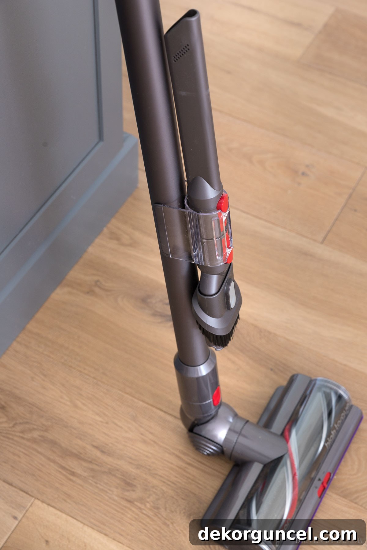 Shark vs. Dyson Cordless Showdown 15 This highly practical wand storage clip on the Dyson cordless vacuum keeps two essential attachments easily accessible, streamlining the cleaning process.