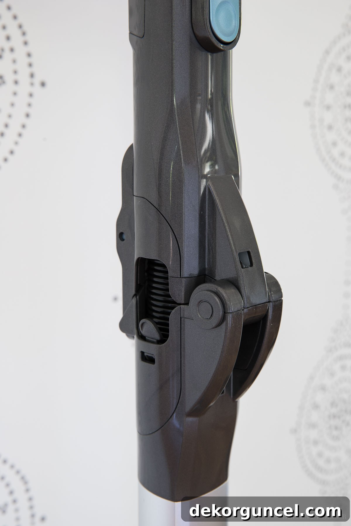 Shark vs. Dyson Cordless Showdown 16 The incredible MultiFLEX feature of the Shark cordless vacuum, showcasing its innovative hinge and lock/unlock button for enhanced cleaning flexibility.