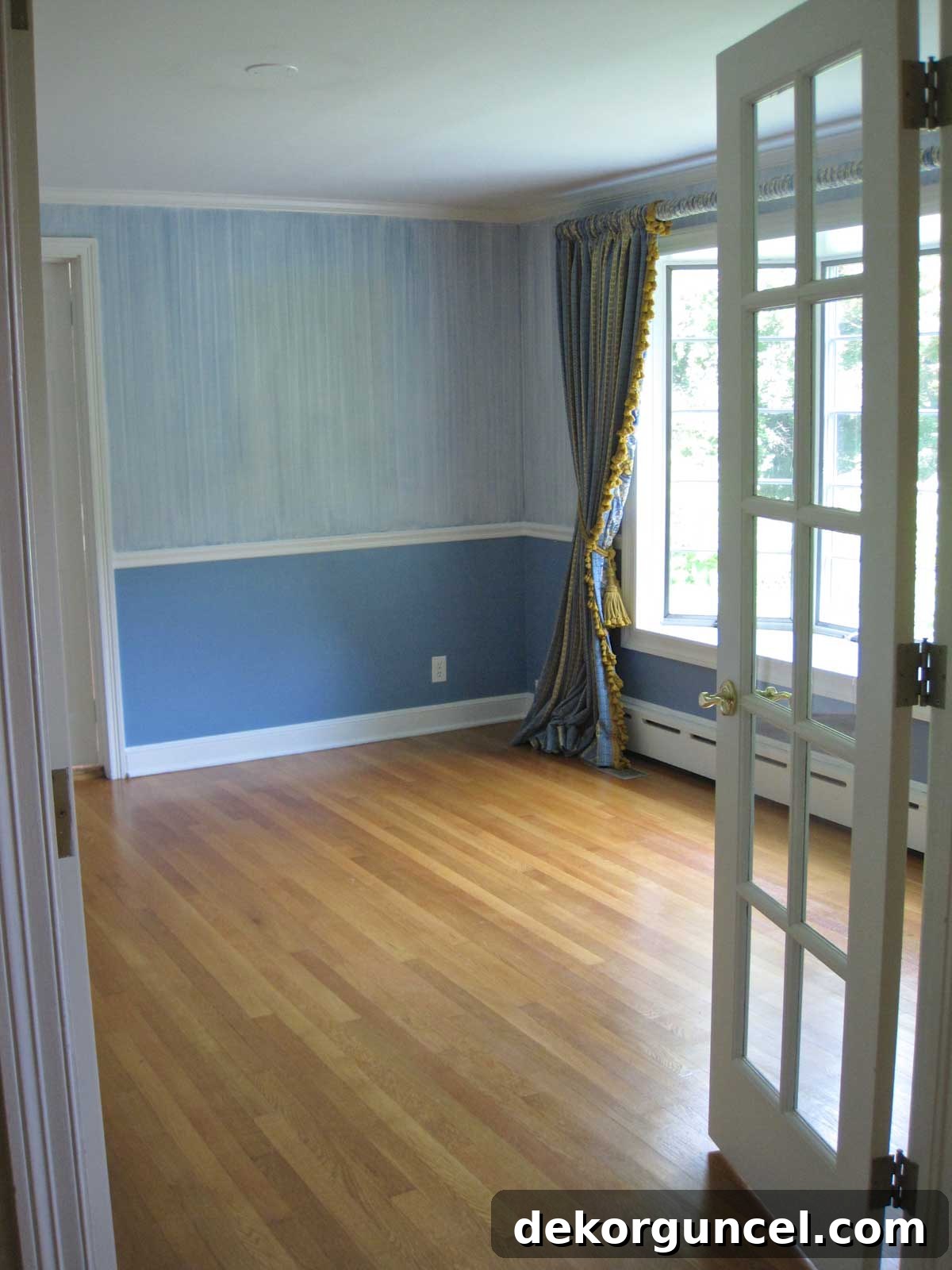 Dining room before remodeling, showing thin crown molding and chair rail