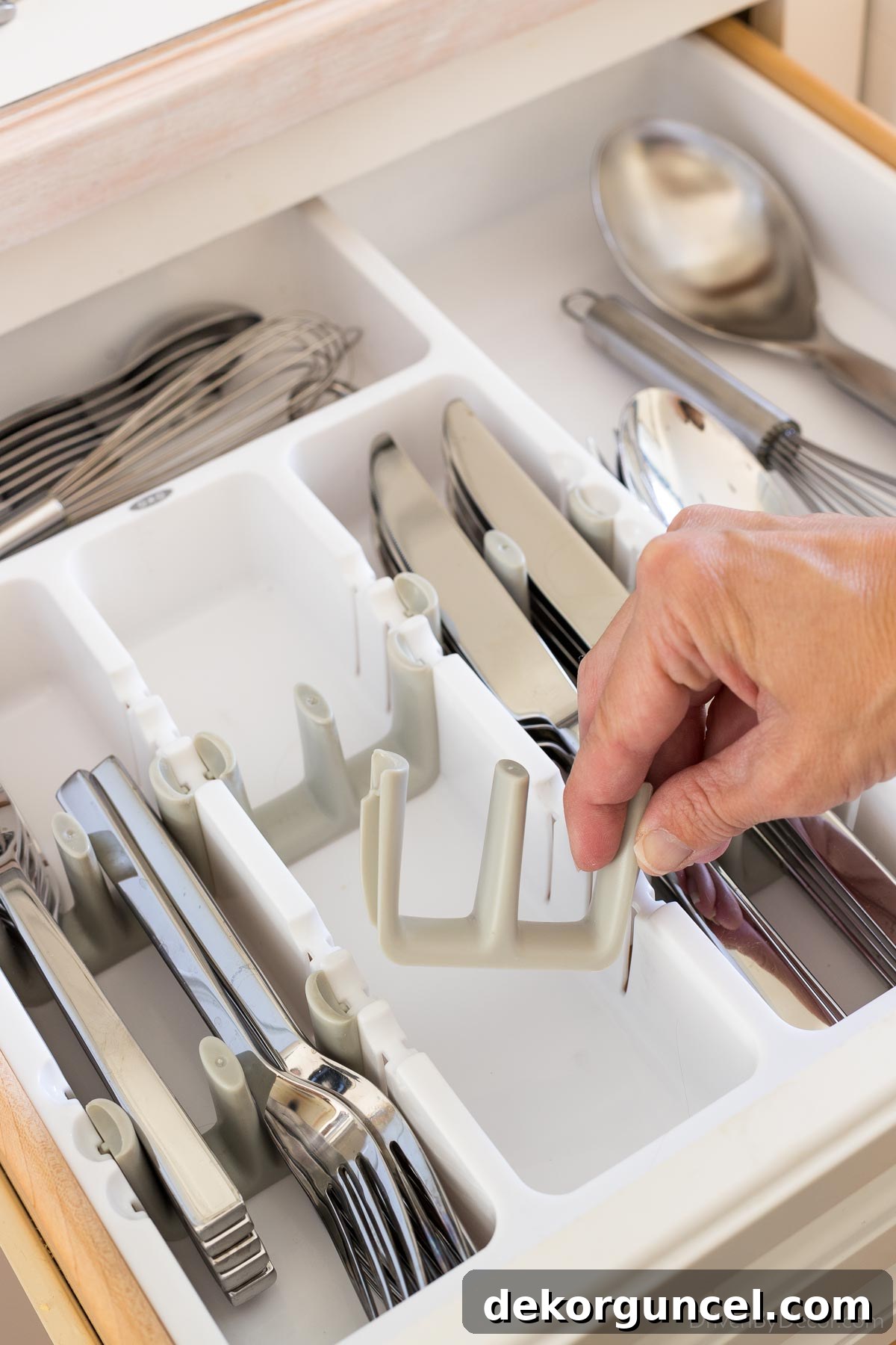 Love that you can move the dividers in this kitchen drawer silverware organizer!