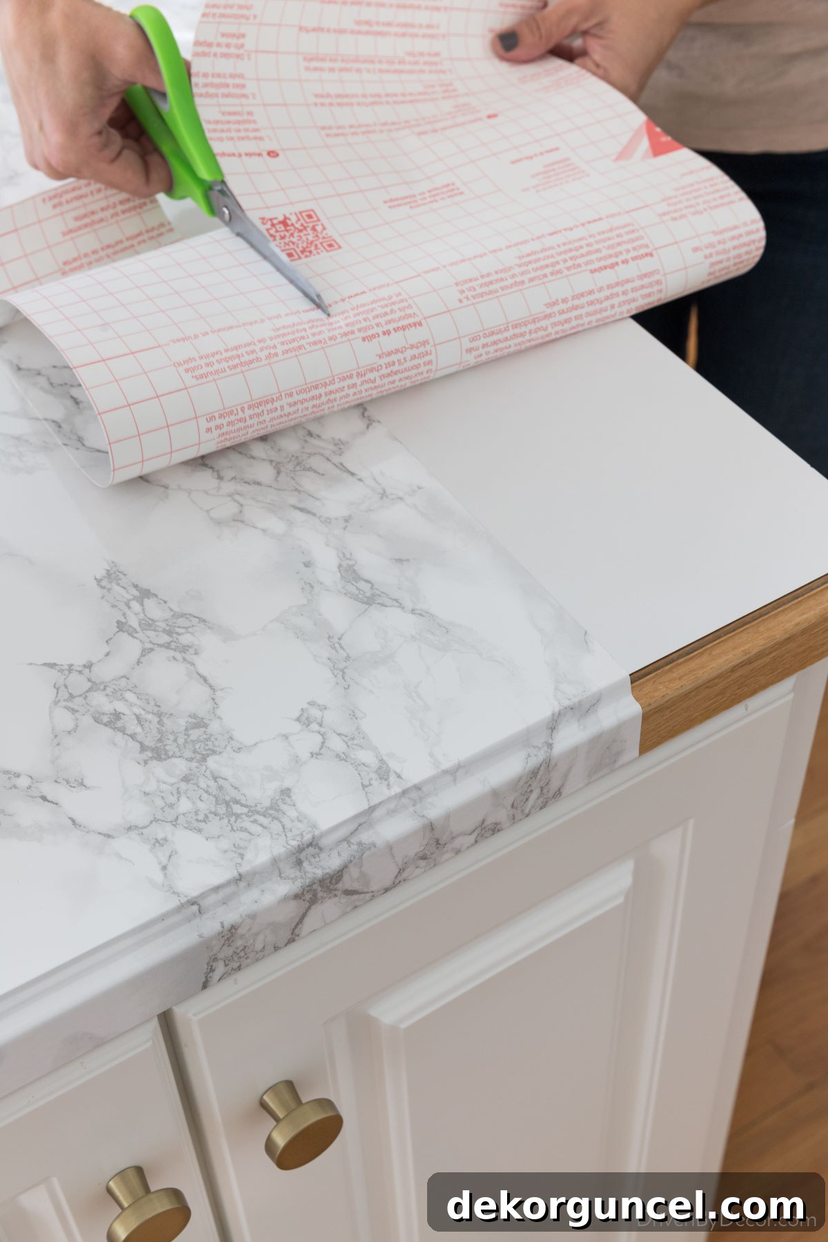 Trimming excess for a narrow overlap in marble contact paper seams