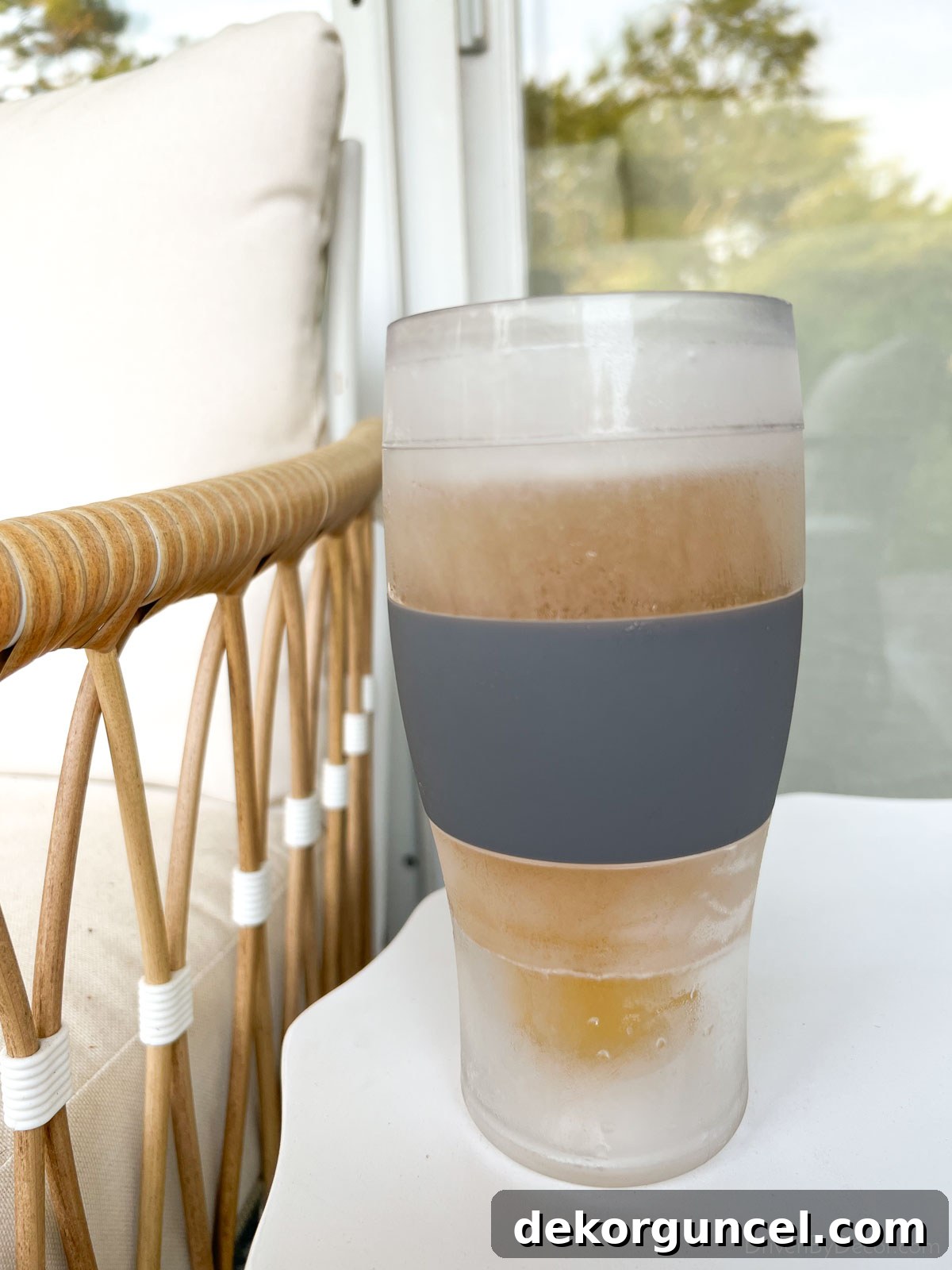 Gel-lined beer glass that keeps drinks cold until the last sip, an excellent Father's Day gift for beer enthusiasts.