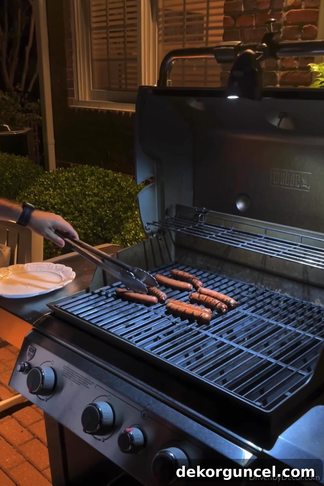 Super bright, heat-resistant grill light that clamps onto the grill handle, perfect for grilling in the dark.
