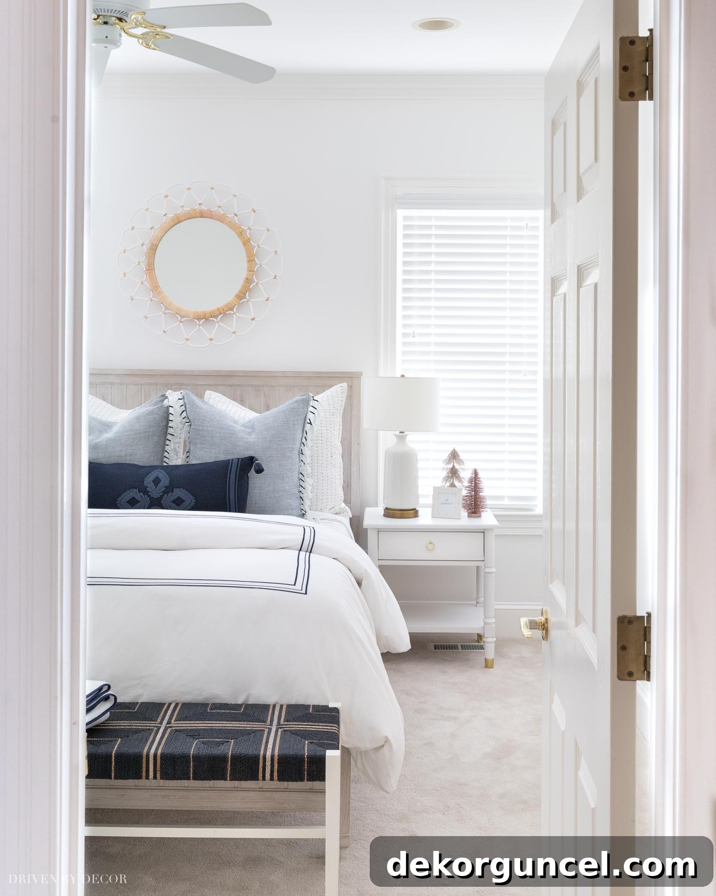 Love this fresh, clean white paint color - Benjamin Moore Simply White