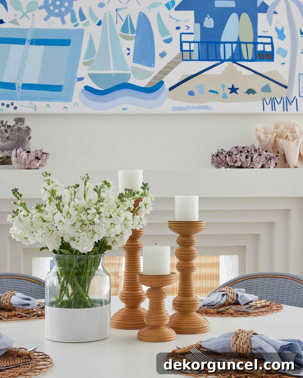 Everyday Dining Table Centerpiece Ideas 32 Elegant centerpiece combining rattan candlesticks and a beautiful vase of flowers