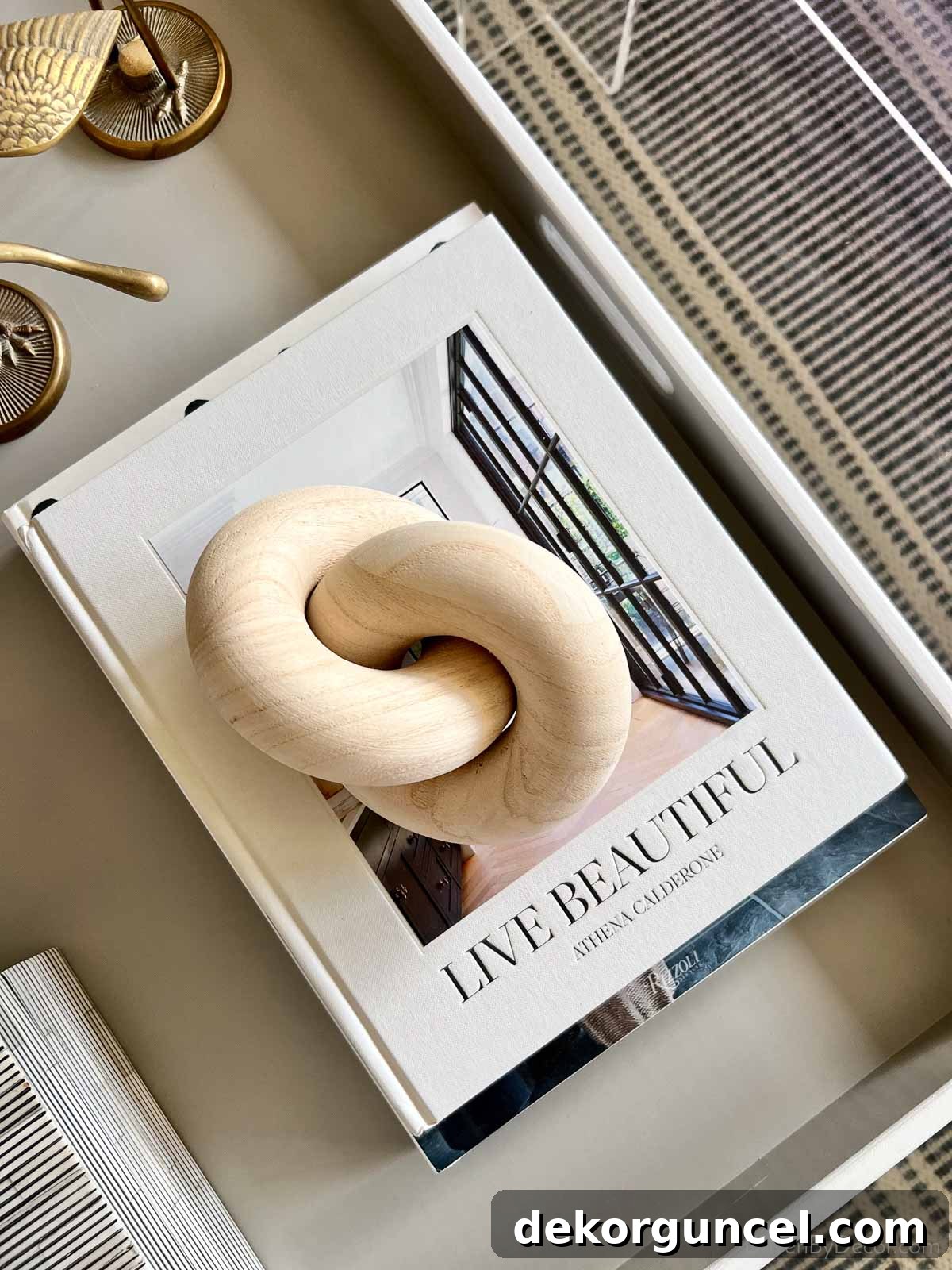 Wood knot as simple coffee table decor