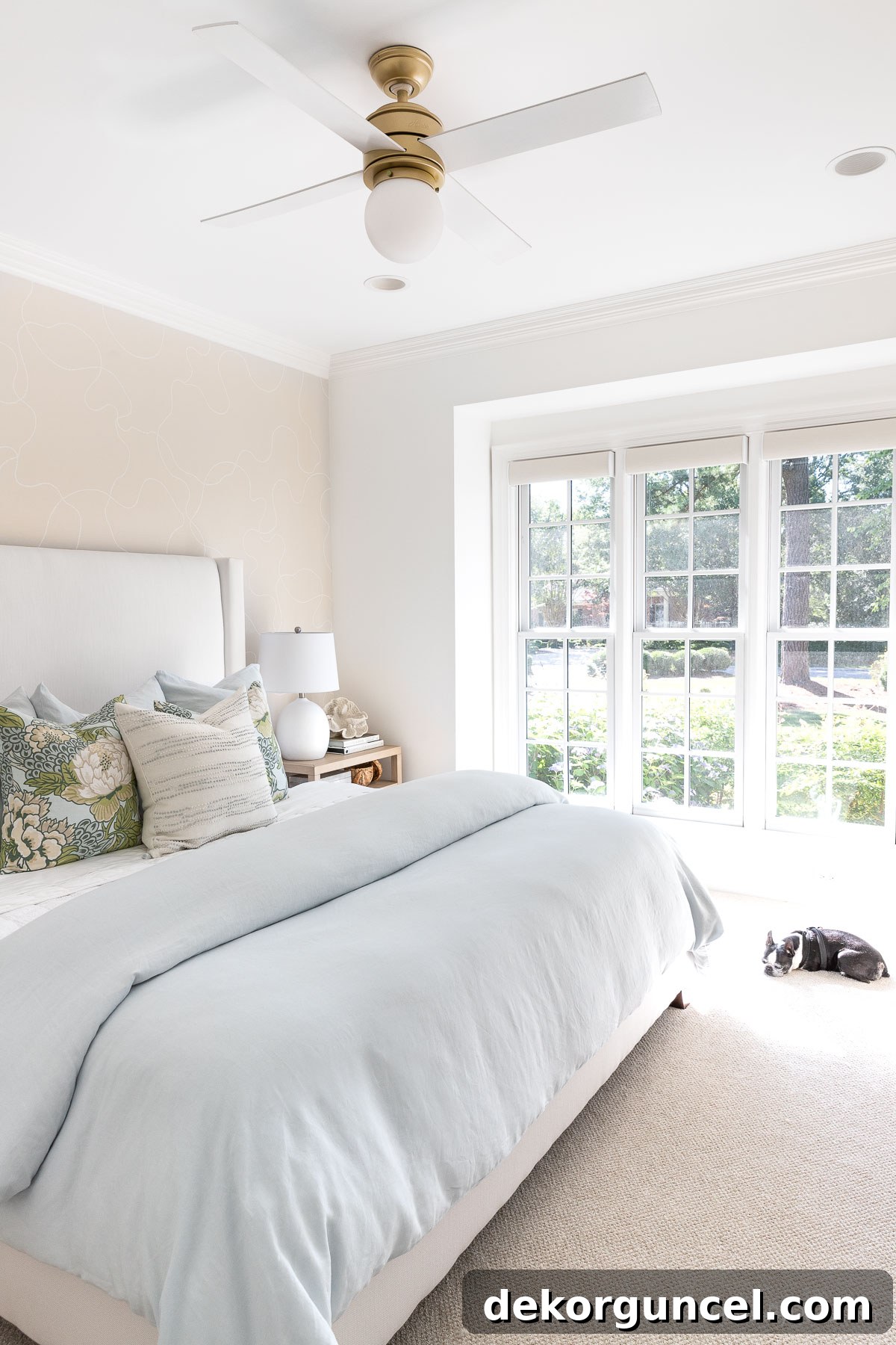 Hunter Hepburn ceiling fan with globe light in a chic bedroom