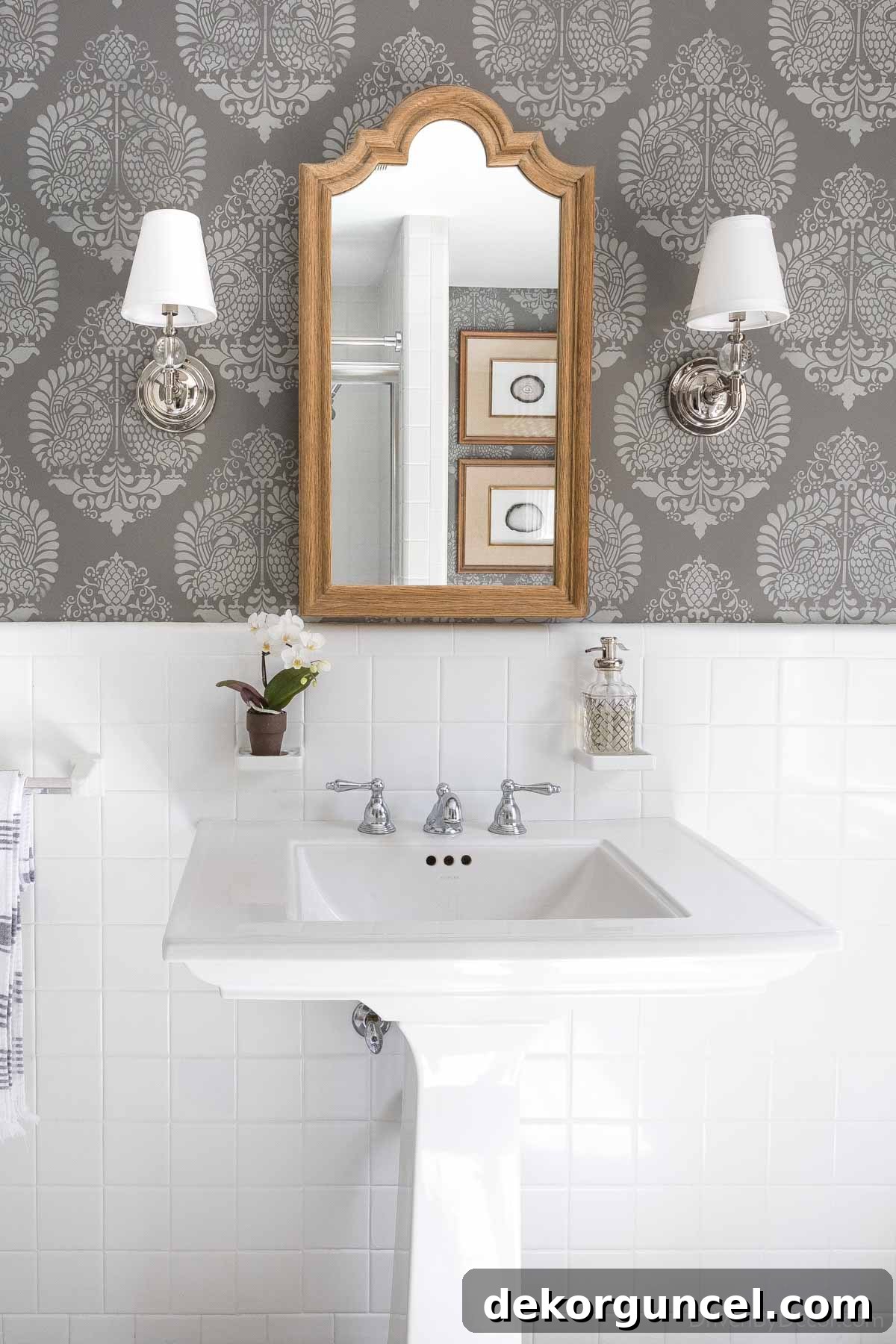 Şablonla Duvarlarınıza Hayat Verin: Büyüleyici Alanlar Yaratın 14 A close-up view of the powder room sink, showcasing the elegant, wallpaper-like pattern created by wall stencils, demonstrating the seamless and sophisticated final look.