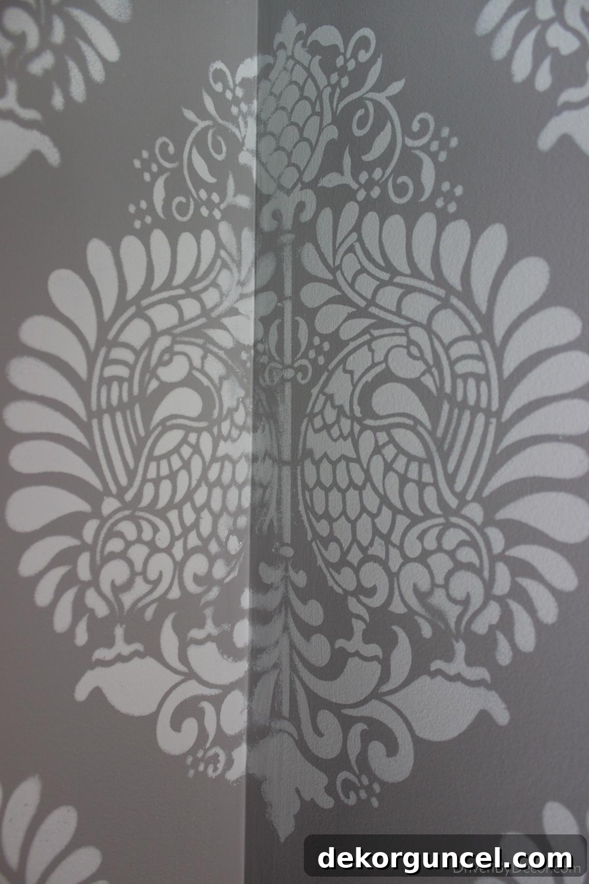 Şablonla Duvarlarınıza Hayat Verin: Büyüleyici Alanlar Yaratın 15 An honest detail shot of a stenciled corner, revealing minor imperfections that are generally unnoticeable in the overall room design.