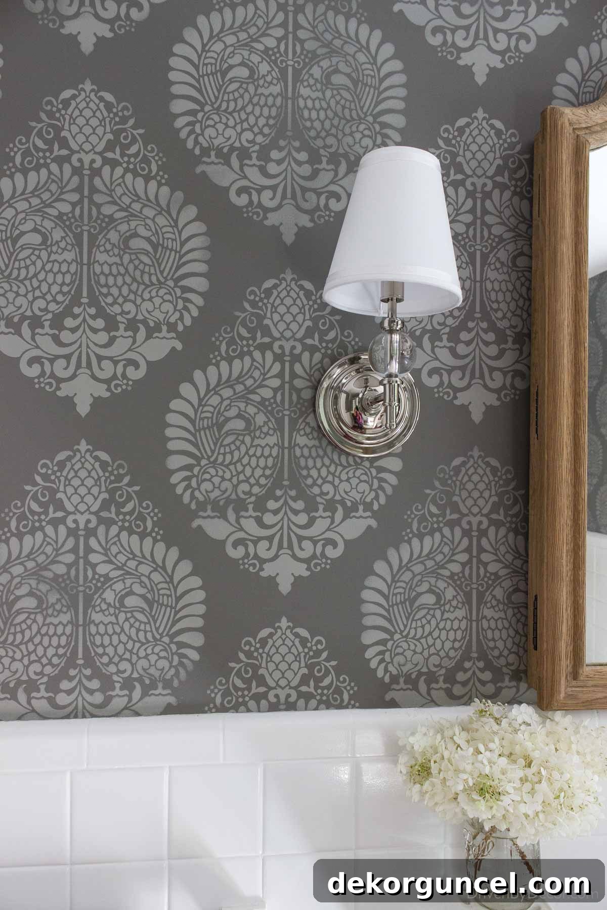 Şablonla Duvarlarınıza Hayat Verin: Büyüleyici Alanlar Yaratın 17 The finished stenciled wall in a bathroom, showcasing a beautifully patterned surface that adds elegance and unique character to the space.